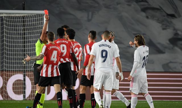  罗马队长,红牌罚下引发争议  